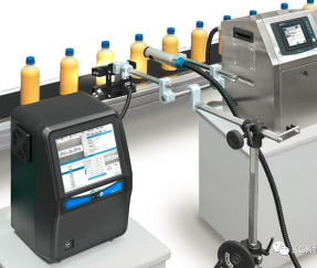 Inspeção visual da codificação de garrafas de bebidas